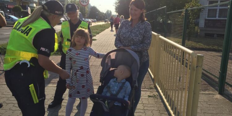 Pierwszoklasiści bezpieczni w drodze do szkoły