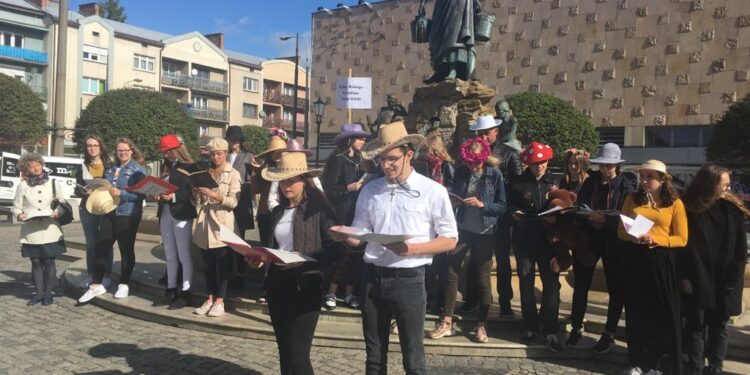Głośne czytanie przy pomnikach