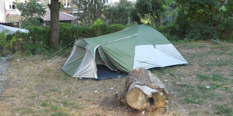 Koczowisko bezdomnego na ul. Grottgera