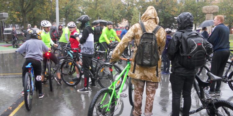 Masa rowerowa w strugach deszczu