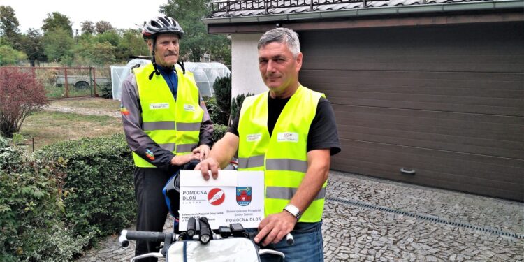 Dwaj rowerzyści nadal jadą