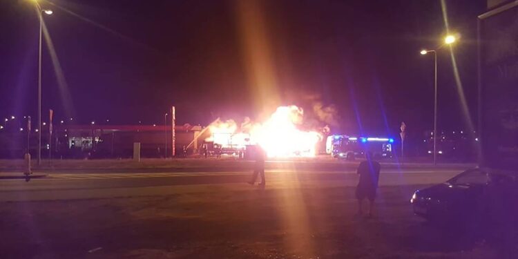 Ciężarówka zajęła się ogniem