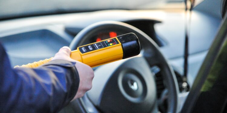 Pijany 21 – latek za kierownicą i poszukiwana pasażerka