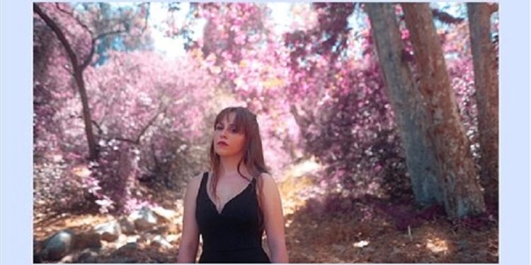 TESS CLARE „Lovey”