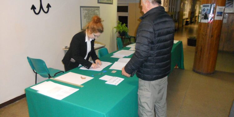 Głosowanie na Dolinkach tuż przed 21.00