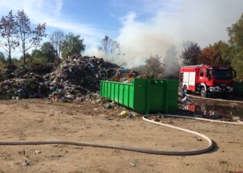 Pożar śmietniska przy cmentarzu
