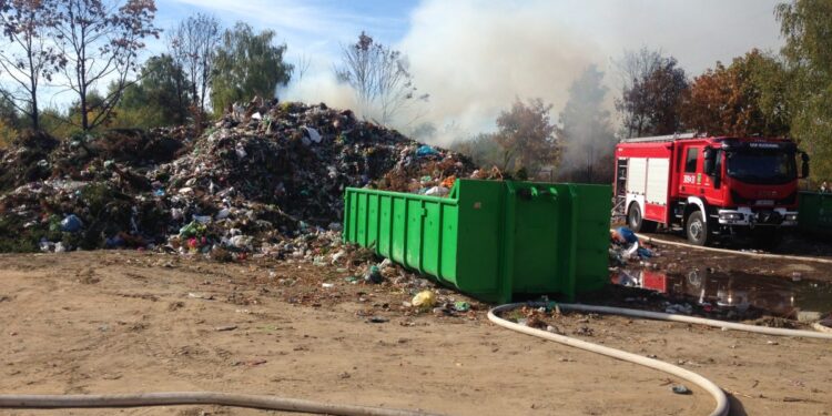 Pożar śmietniska przy cmentarzu