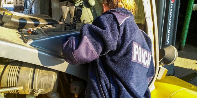 Z wózkiem widłowym i młotem na włamanie