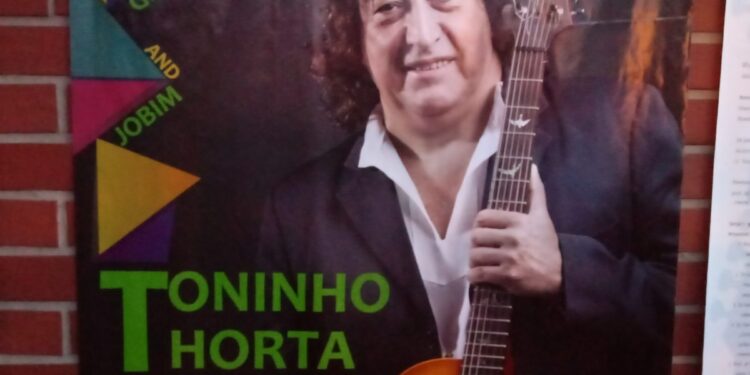 Toninho Horta zagra i zaśpiewa Pod Filarami