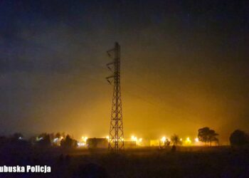 Groził skokiem z 35-metrowego słupa. Pomogli negocjatorzy