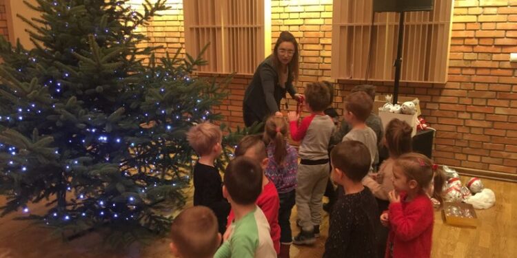 Przedszkolaki w Filharmonii ubierały choinkę