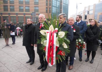 Kwiaty pod pomnikiem marszałka