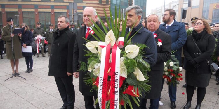 Kwiaty pod pomnikiem marszałka