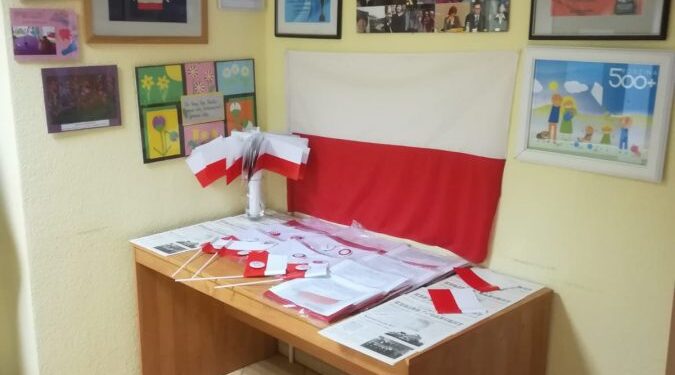 Biało – czerwone flagi od minister Elżbiety Rafalskiej