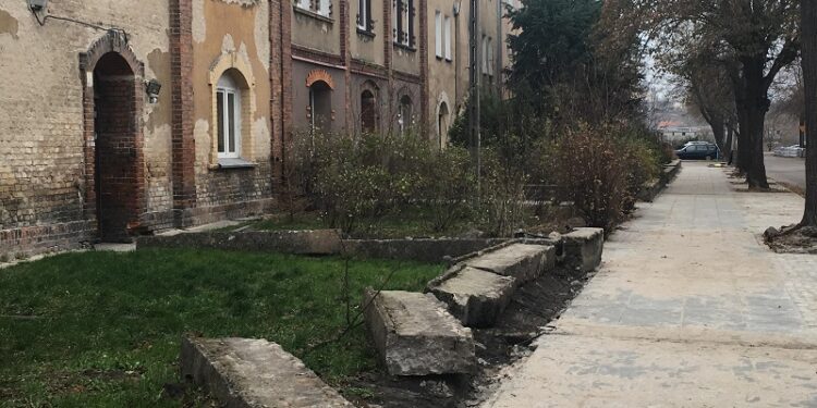 Sporne murki przy Waryńskiego