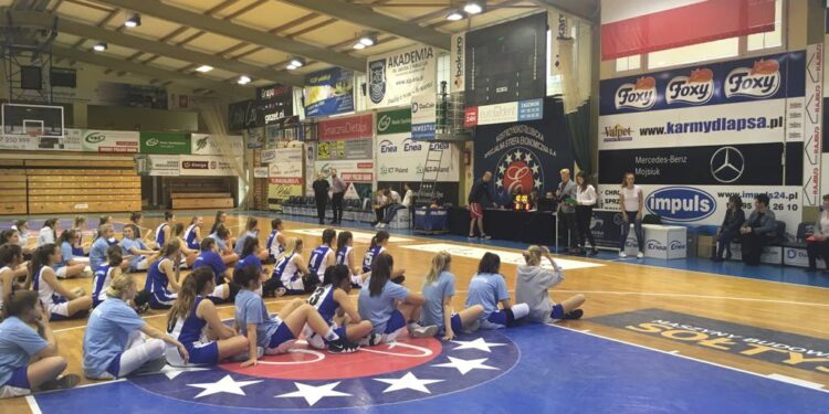 ”Wyginaj śmiało ciało, by fajek się nie chciało”