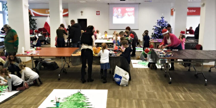 Przedszkolaki malowały choinki