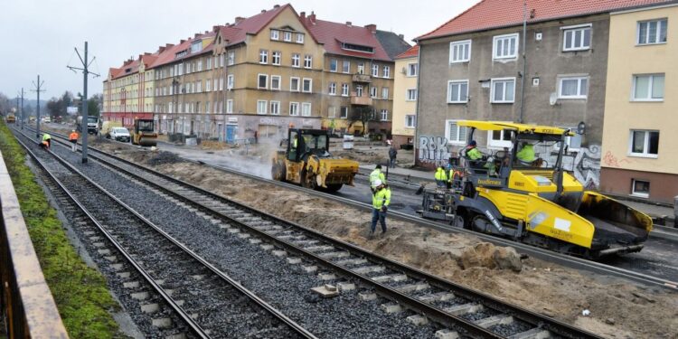 Leją asfalt na Kostrzyńskiej