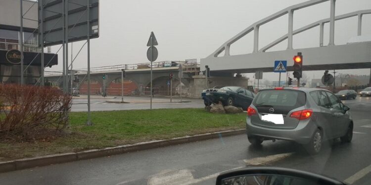 Kierowcy: Na drogach nadal lodowisko