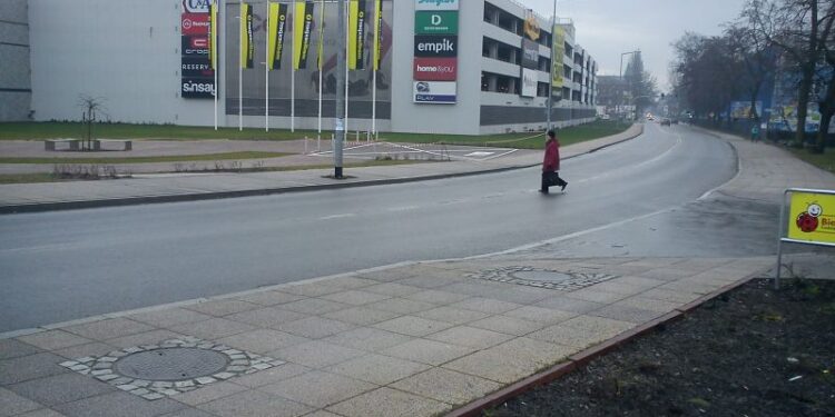 Coś się dzieje z podłogą w galerii na Zawarciu