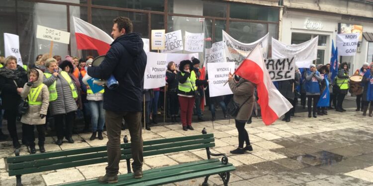 Protest pod biurem minister Rafalskiej