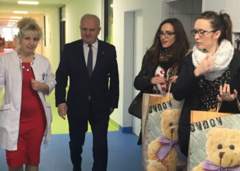 Wojewoda odwiedził dzieci w szpitalu