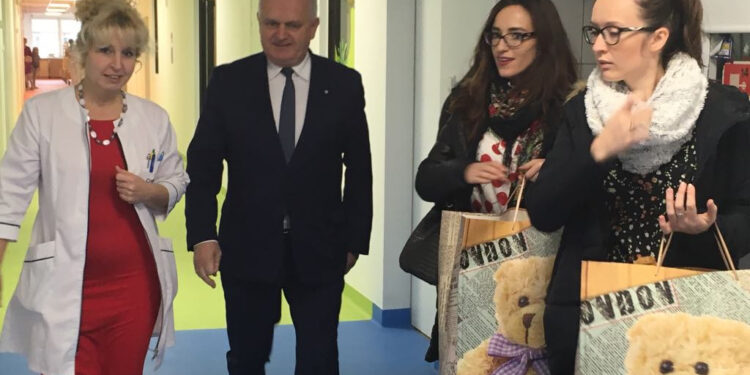 Wojewoda odwiedził dzieci w szpitalu