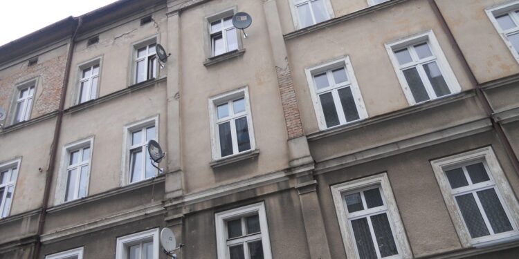 Z budynku przy Ogrodowej niebezpiecznie sypie się tynk