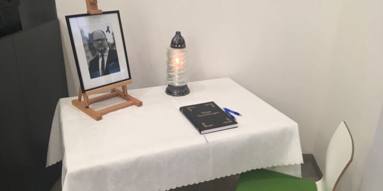 Księga kondolencyjna w urzędzie