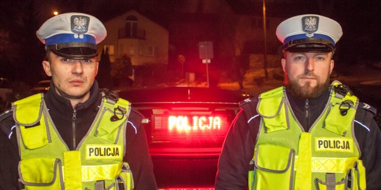 Policjanci pilotowali ojca z 4-latkiem! Zagrożone było życie