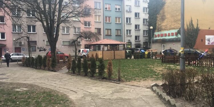 Kto odpowiada za porządek na skwerze?