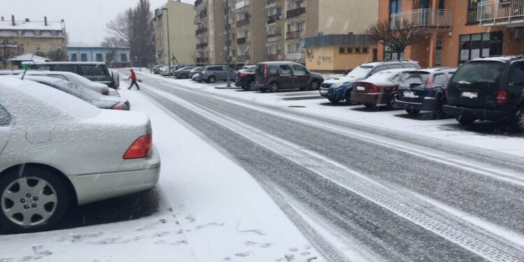 Trudne warunki na drogach. Możliwe opóźnienia w kursowaniu autobusów MZK