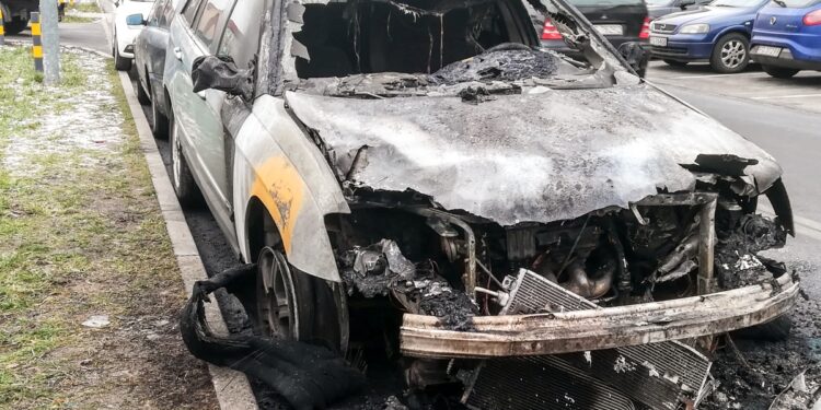 Podpalał, potem nagrywał i… dzwonił po służby
