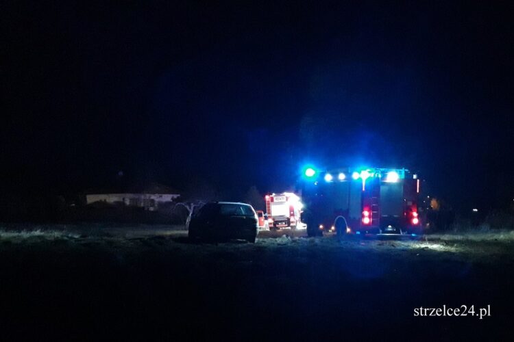 Koparka wpadła do stawu. Poszukiwania operatora