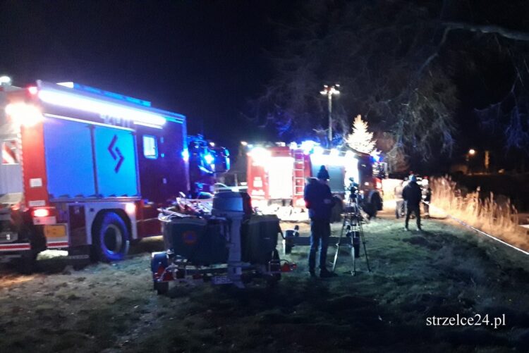 Koparka wpadła do stawu. Poszukiwania operatora