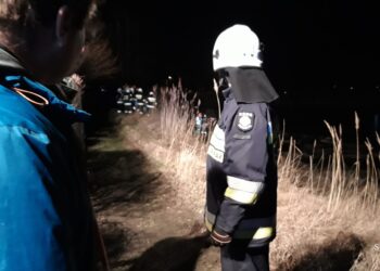 Koparka wpadła do stawu. Poszukiwania operatora