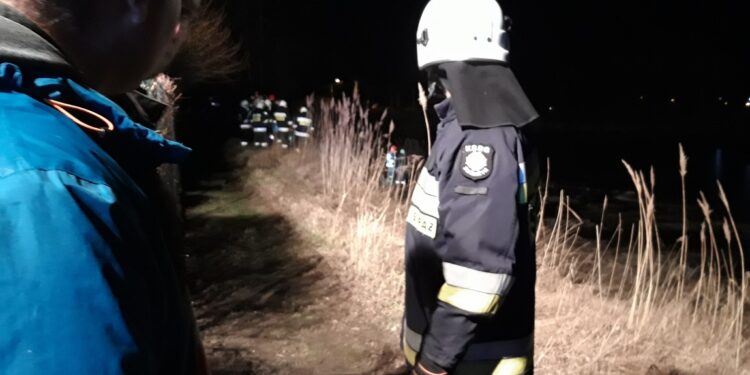 Koparka wpadła do stawu. Poszukiwania operatora