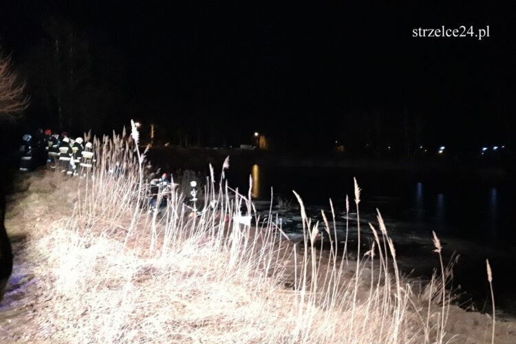 Koparka wpadła do stawu. Poszukiwania operatora