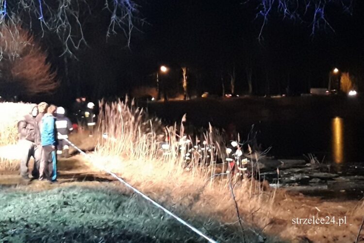 Koparka wpadła do stawu. Poszukiwania operatora