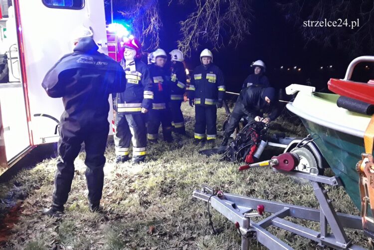 Koparka wpadła do stawu. Poszukiwania operatora