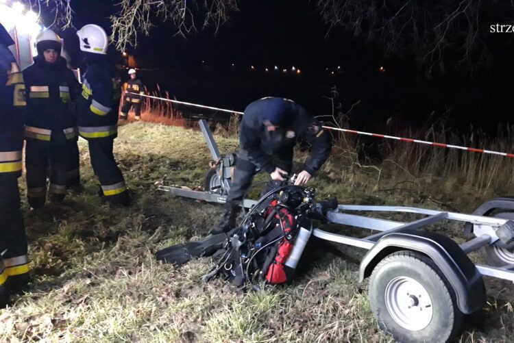 Koparka wpadła do stawu. Poszukiwania operatora
