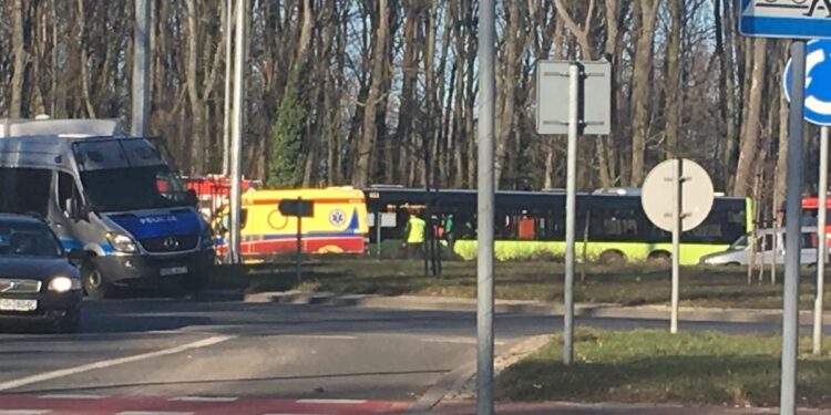 Pięć osób poszkodowanych w zderzeniu autobusu i półciężarówki