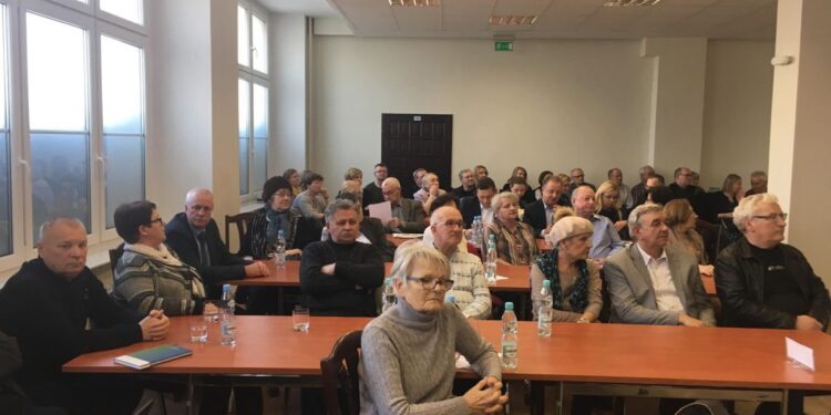 Mieszkańcy Fredry na sesji. Nie chcą stacji paliw