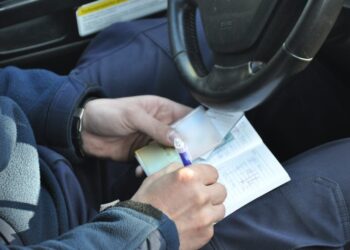 Zamiast dostać mandat, chciał wręczyć łapówkę