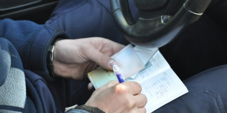 Zamiast dostać mandat, chciał wręczyć łapówkę