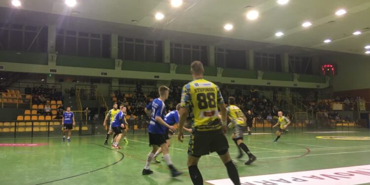 Jurand naciskał, ale Stal się obroniła