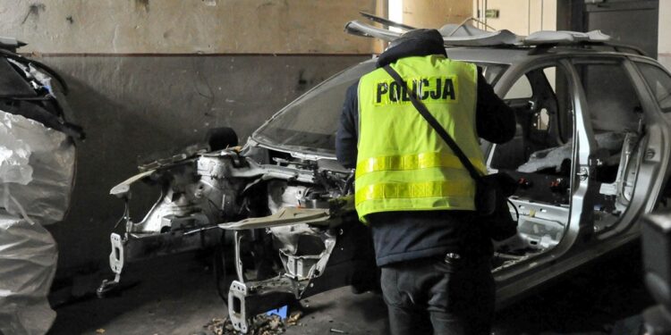 Rozbito gang złodziei aut. 11 podejrzanych i 60 zarzutów