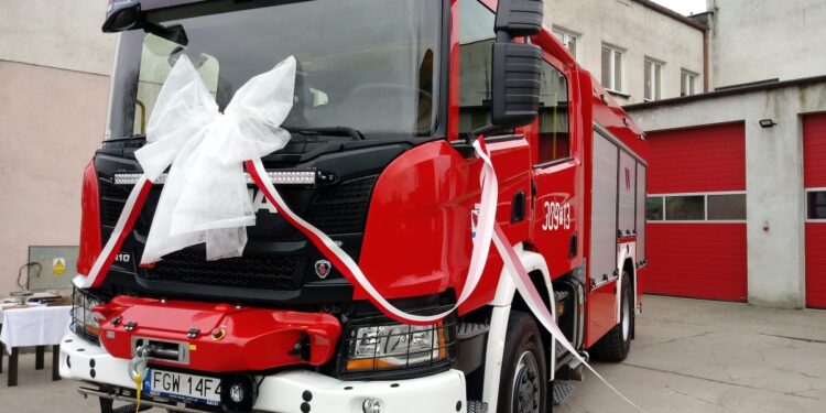 Nowy wóz dla strażaków z Deszczna