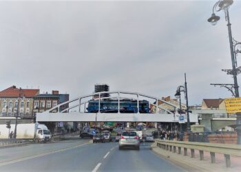 Lokomotywa sprawdza estakadę