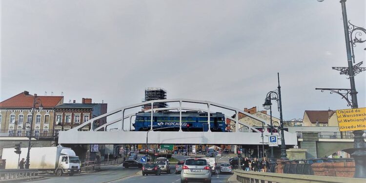 Lokomotywa sprawdza estakadę